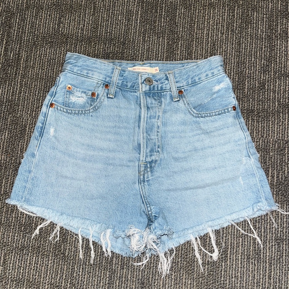 Levi Premium Ribcage shorts